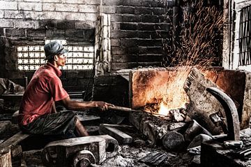 Balinese artisan metalworker (Lovina) by Giovanni della Primavera