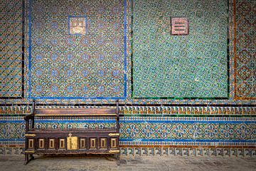 Betegelde muur met antiek bankje in Casa de Pilatos van Alexander Baumann