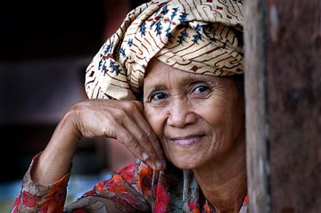 Oude vrouw Kampong Indonesië van Tom Oosthout
