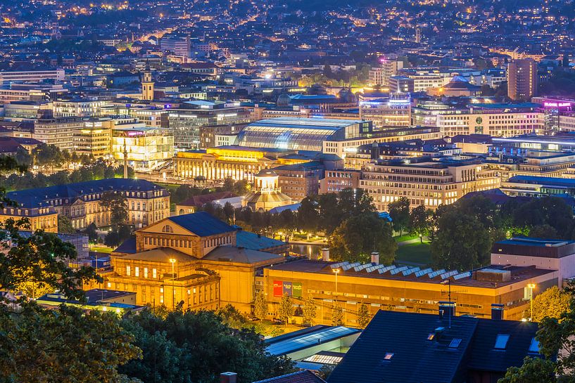 Stadscentrum van Stuttgart 's nachts van Werner Dieterich