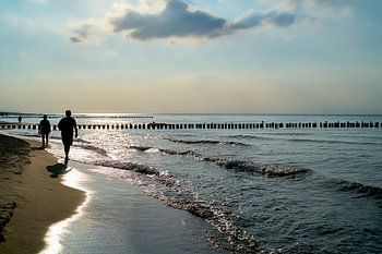 Strandwandeling bij zonsondergang