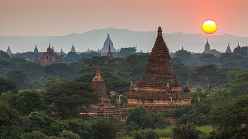 De tempels van Bagan in Myanmar van Roland Brack