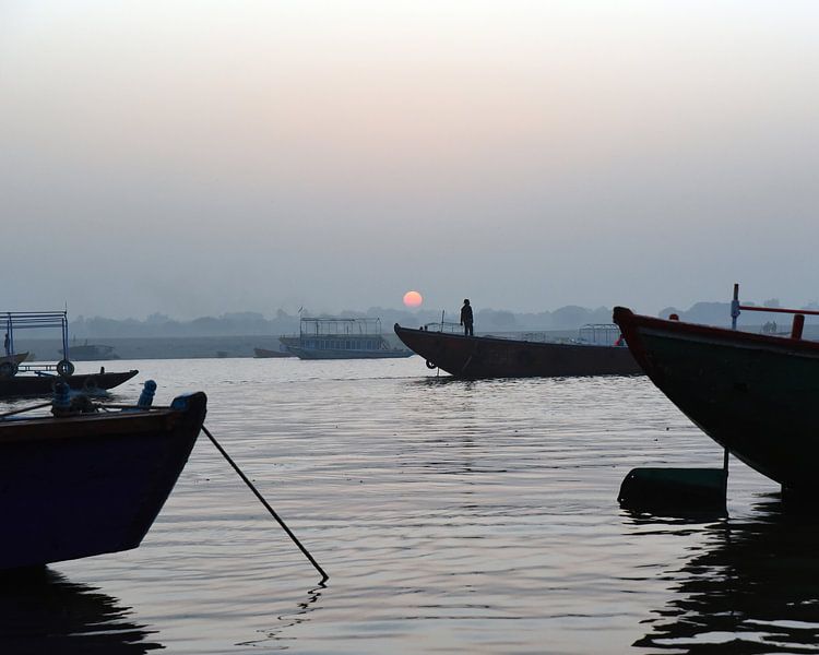 Zonsopkomst boven de Ganges rivier in Varanasi, India van Rini Kools