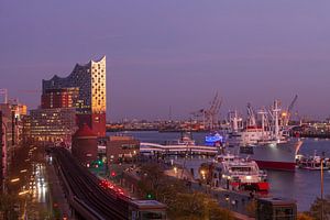 Elbphilharmonie mit Elbe bei Abenddaemmerung