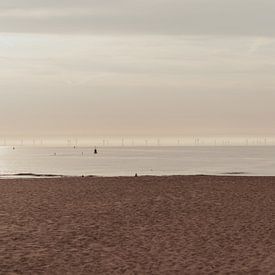 Coucher de soleil sur la plage de Scheveningen avec les moulins à vent sur Anne Zwagers