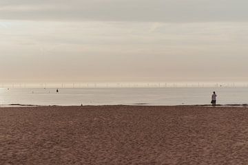 Zonsondergang Scheveningen strand met windmolens van Anne Zwagers