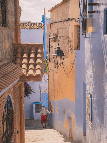 Eine Amazigh-Frau spaziert durch Chefchaouen