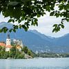 zicht op beroemde kerk in het meer van Bled in Slovenië van Eric van Nieuwland