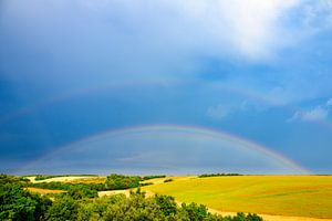 Provence-Landschaft während eines Sommergewitters mit Regenbogen