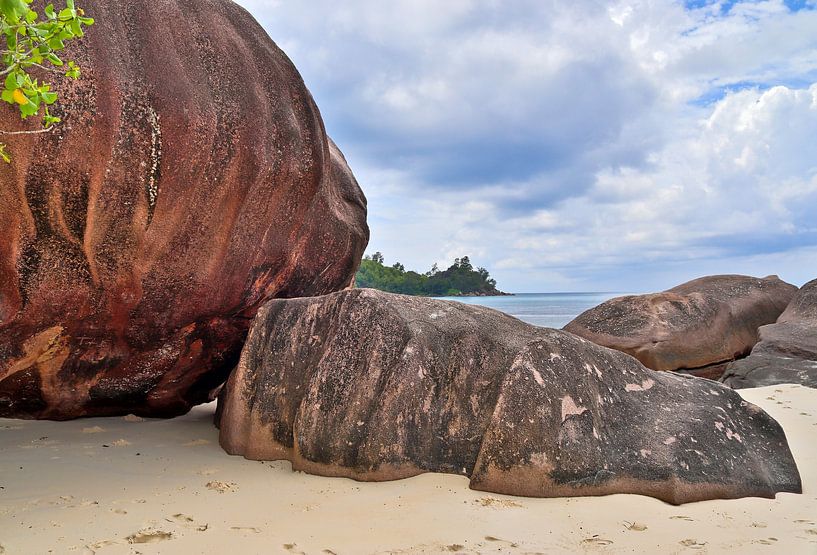 Ein Strand mit Felsen auf den Seychellen von MPfoto71