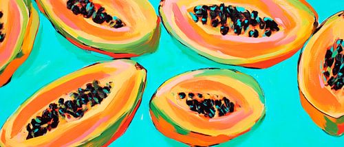 Kleurrijke papaja schijfjes op een turquoise achtergrond