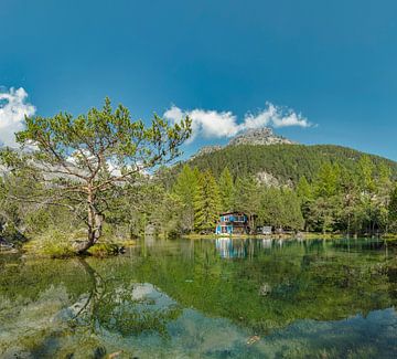 Ein Chalet gespiegelt im Petit Lac Bleu, Derborance, Conthey, Wallis, Schweiz von Rene van der Meer