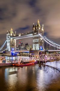 LONDRES Tower Bridge dans la lumière du soir