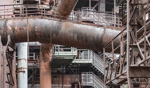 Roestige onderdelen van een ijzerfabriek