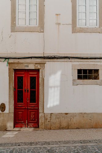 Rote Tür im historischen Faro, Portugal
