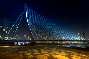 Erasmusbrug in de nacht. van Peter Bolman