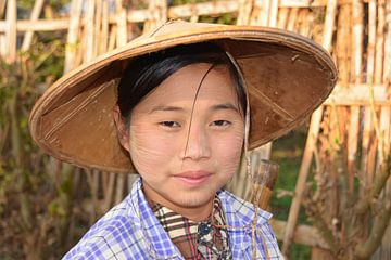 Portret meisje met thanaka en strohoed op platteland Myanmar van My Footprints