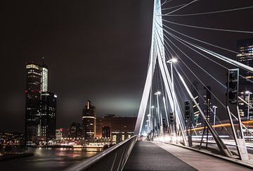Sur le pont Erasmus - le ciel de Rotterdam