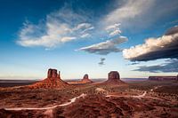 Monument Valley unter dramatischer Wolkendecke