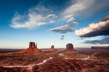 Monument Valley onder een dramatische wolkenlucht