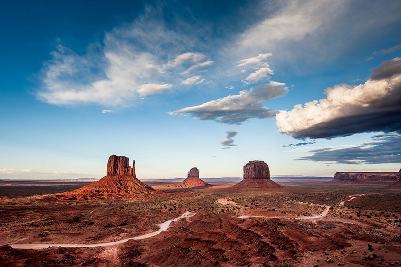 Monument Valley unter dramatischer Wolkendecke von Opmeer Reports