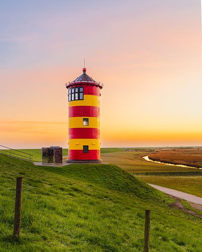 Pilsumer Leuchtturm im ersten Morgenlicht von Maximilian Engelhardt