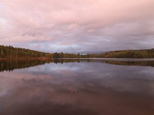 Sonnenuntergang über einem See in Schweden