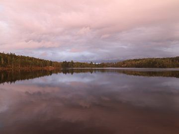 Zonsondergang boven meer in Zweden van Antoon Loomans