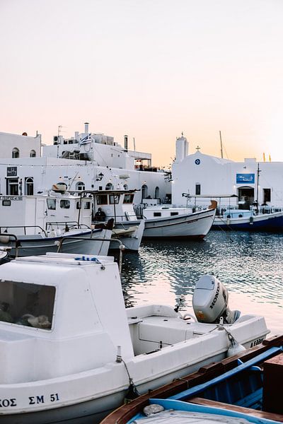 Zonsondergang in de haven van Paros – witte huizen en vissersboten in de Cycladen van MelCaptures