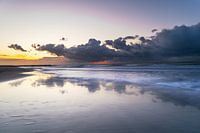 Bewolkte zonsondergang aan zee