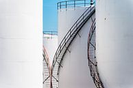 Grands réservoirs de stockage d'huile blanche par KC Photography Aperçu