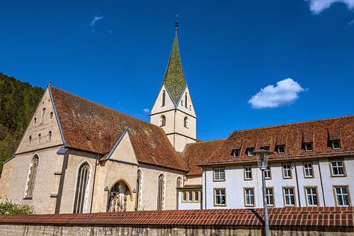Baden-Württemberg : Een zonnig uitzicht op het Klosterhof Blaubeuren.