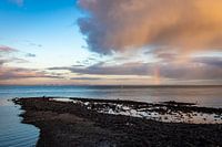 Regenboog boven het water