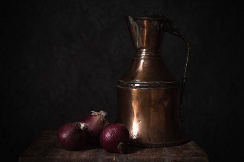 Nature morte cruche et oignons rouges