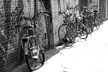 Radfahren gegen eine Wand