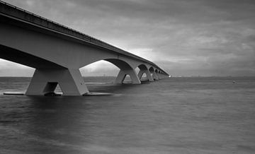 Zeelandbrug in Zwart Wit van Guido Akster