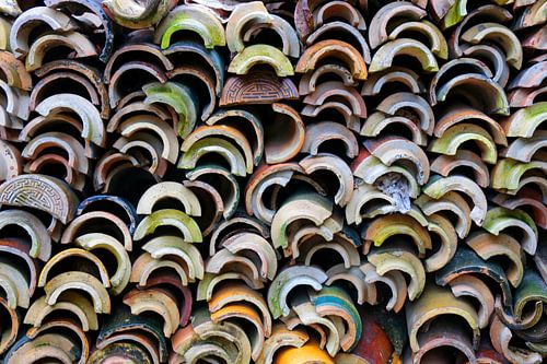Tuiles de toit colorées des temples au Vietnam