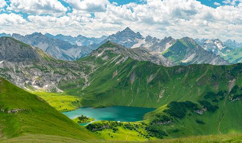 Uitzicht over de Schrecksee naar de Allgäuer Alpen
