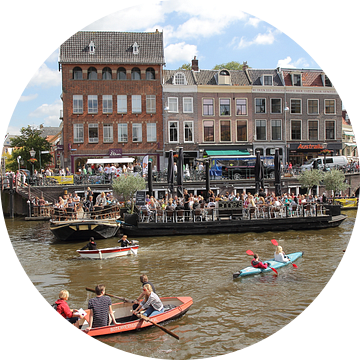 Varende bootjes in het centrum van Leiden van Carel van der Lippe