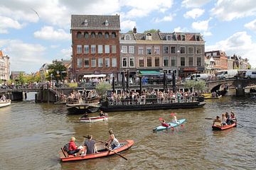 Varende bootjes in het centrum van Leiden van Carel van der Lippe