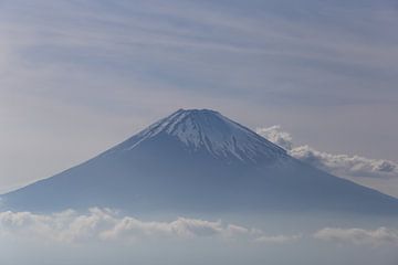 Fuji boven de wolken van Johannes Gho