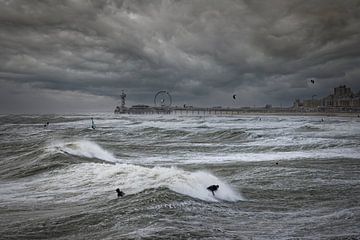 surfers op de Noordzee langs de kust van Scheveningen