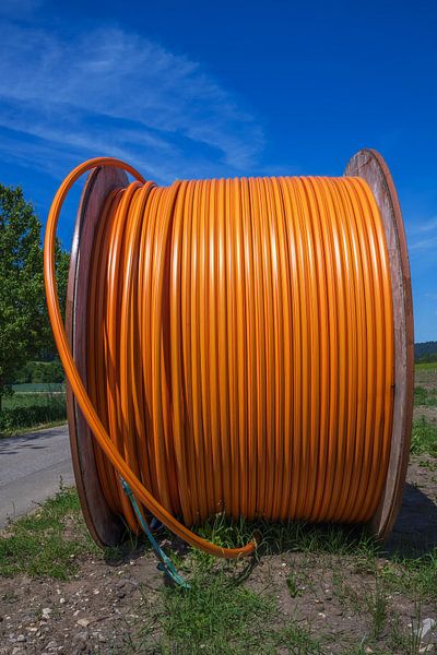 Kabeltrommel met oranje glasvezelkabel van ManfredFotos