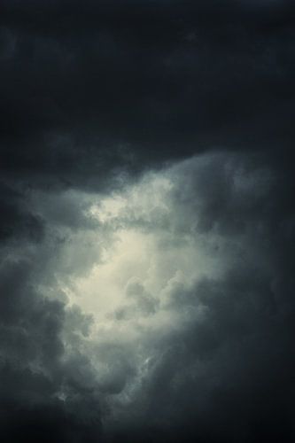 un ciel nuageux et lugubre s'ouvre
