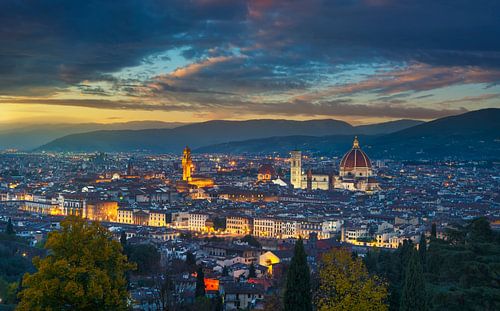 Florence bij zonsondergang vanuit de lucht gezien. Toscane