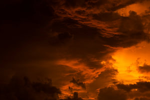 Flammender Wolkenhimmel