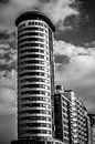 Torenflat op de boulevard van Vlissingen (Zeeland) (zwart-wit) van Fotografie Jeronimo thumbnail