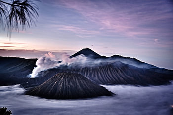 Mystieke dageraad op rokende berg Bromo