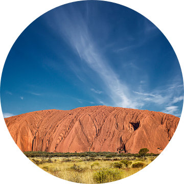 Uluru (Ayer's Rock) bij zonsopgang onder mooie pluizige wolken van Tjeerd Kruse