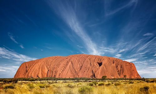 Uluru (Ayer's Rock) au lever du soleil sous de magnifiques nuages duveteux